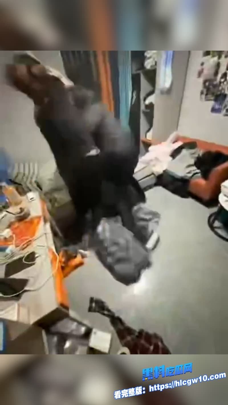 抖音高街帝网红走心被杀马特精神小伙房间群殴完整版视频曝光网友直呼这畜牲活该被锤16