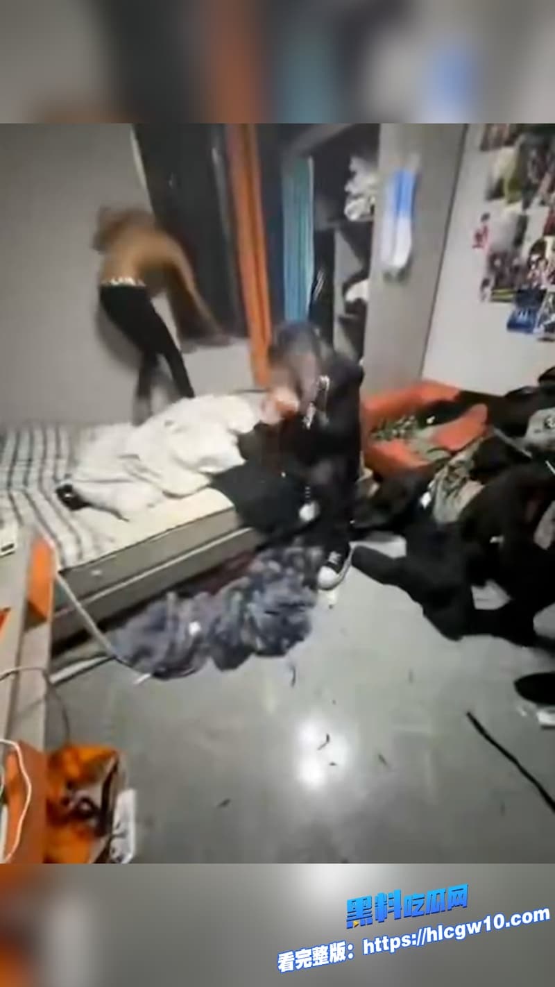 抖音高街帝网红走心被杀马特精神小伙房间群殴完整版视频曝光网友直呼这畜牲活该被锤17