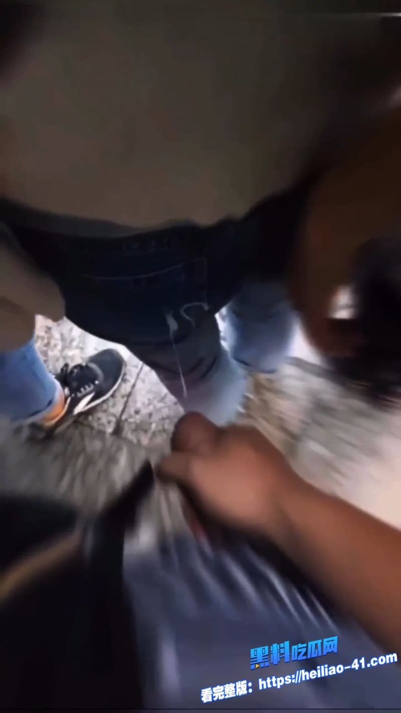 地铁顶摸街射神作变态男到处猎艳偷拍无内裤妹公交车顶臀街射牛仔裤女孩路人直接懵逼3