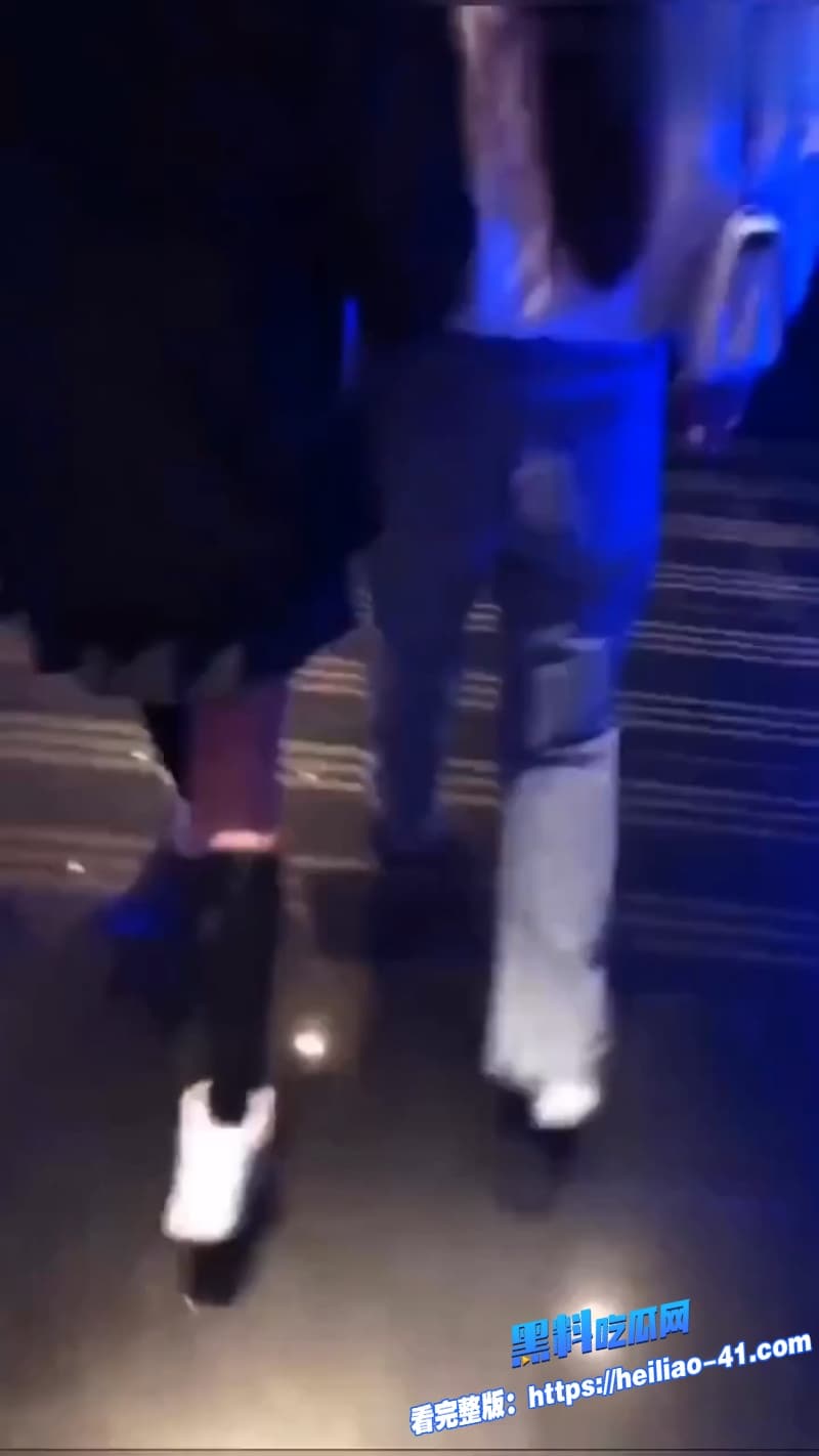 地铁顶摸街射神作变态男到处猎艳偷拍无内裤妹公交车顶臀街射牛仔裤女孩路人直接懵逼4