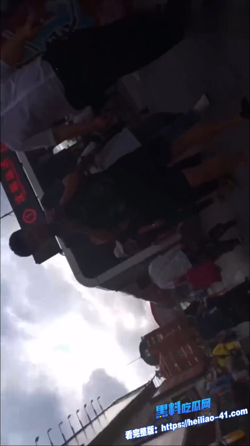 地铁顶摸街射神作变态男到处猎艳偷拍无内裤妹公交车顶臀街射牛仔裤女孩路人直接懵逼7