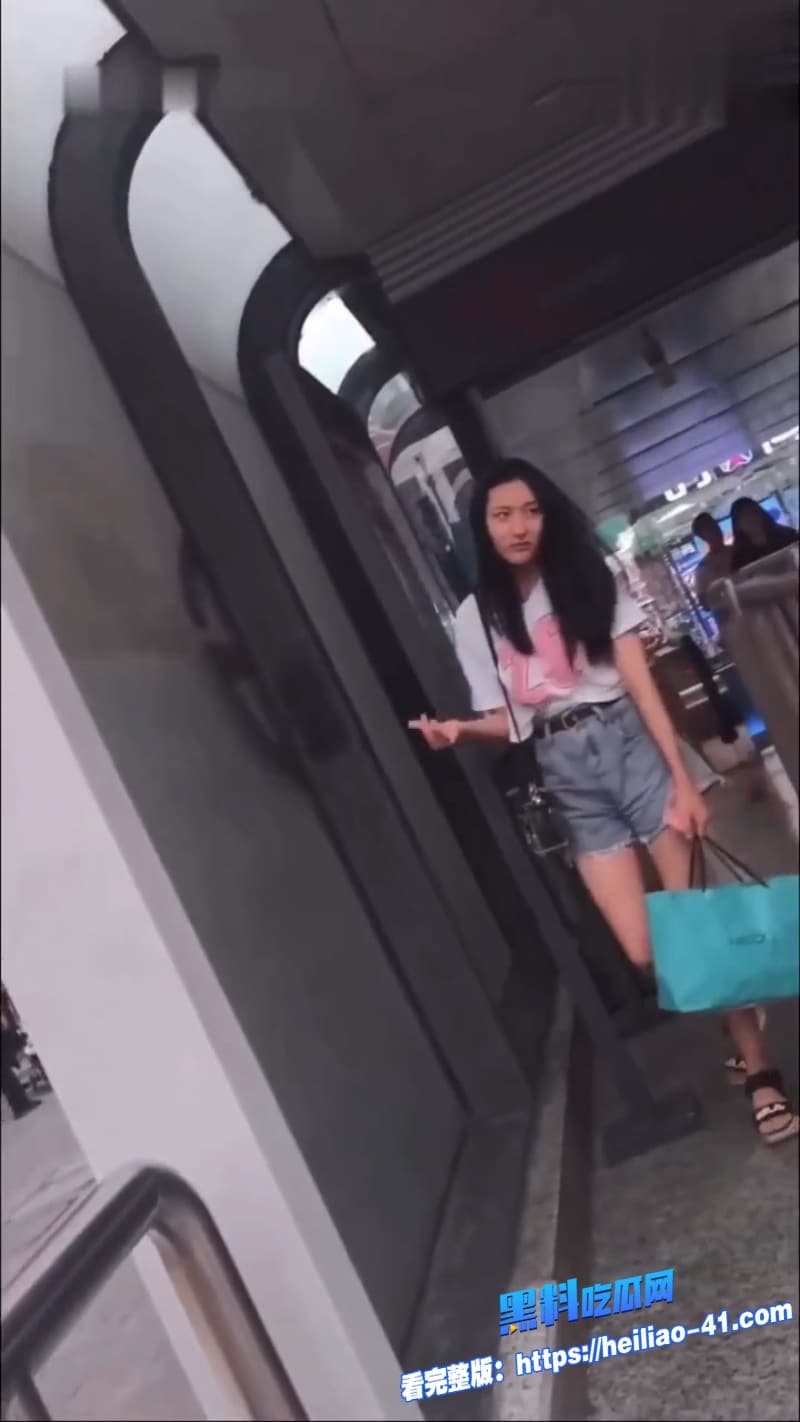 地铁顶摸街射神作变态男到处猎艳偷拍无内裤妹公交车顶臀街射牛仔裤女孩路人直接懵逼10