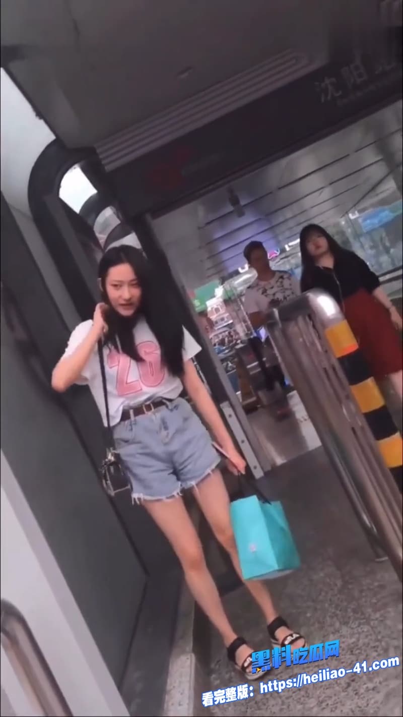 地铁顶摸街射神作变态男到处猎艳偷拍无内裤妹公交车顶臀街射牛仔裤女孩路人直接懵逼11