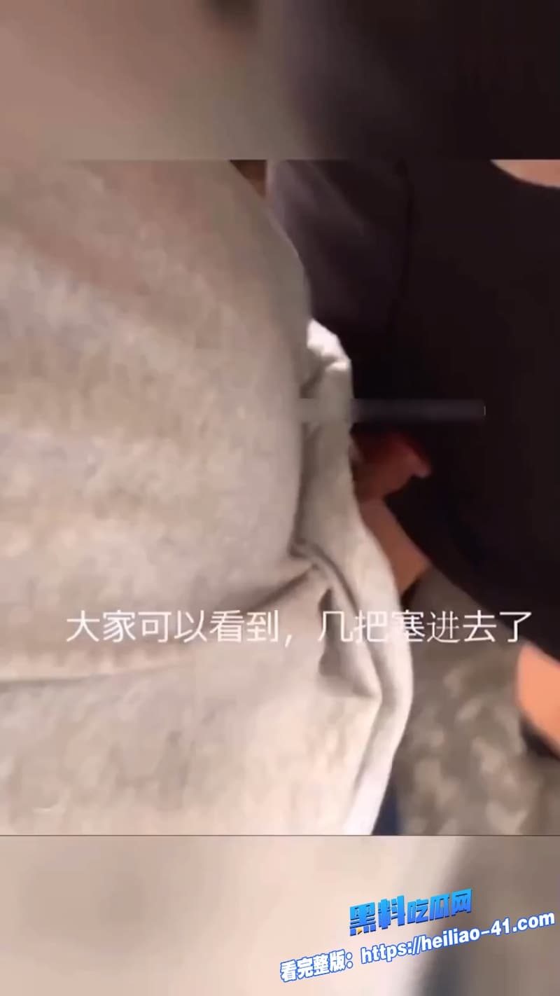 地铁顶摸街射神作变态男到处猎艳偷拍无内裤妹公交车顶臀街射牛仔裤女孩路人直接懵逼13