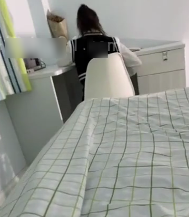 海角兄妹乱伦拉着读书的表妹在床上用白丝为我足交白虎嫩穴插入肉棒不停抽插娇喘连连 图1