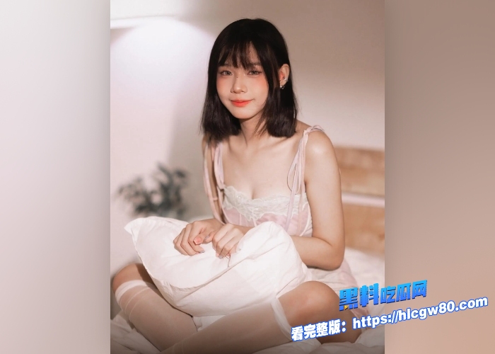 海角乱伦周末班花女儿在家打王者被禽兽父亲上下其手乱摸看来经常做这种事眼神不离开手机被内射都毫无反应了8