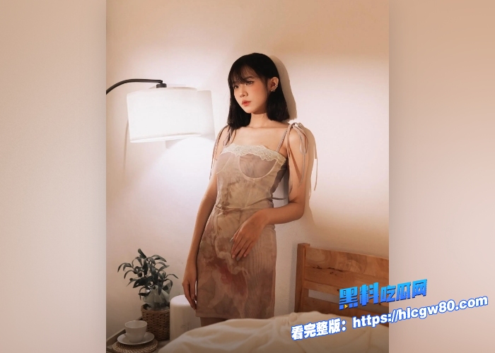 海角乱伦周末班花女儿在家打王者被禽兽父亲上下其手乱摸看来经常做这种事眼神不离开手机被内射都毫无反应了7