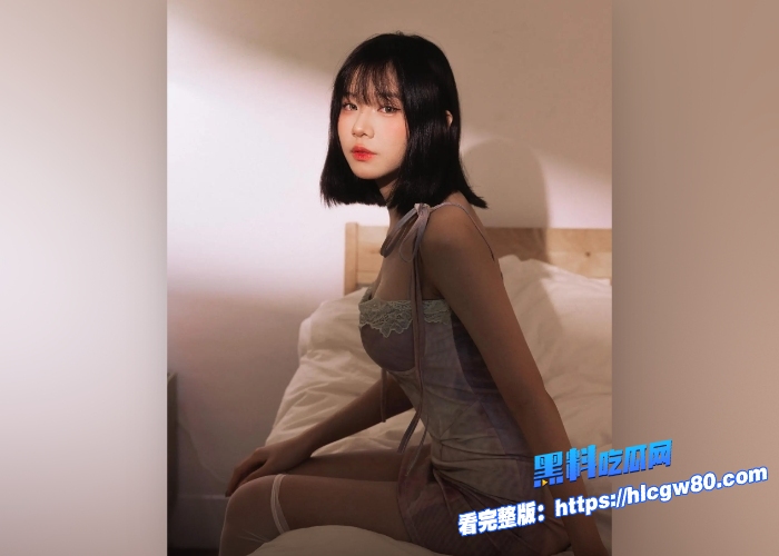 海角乱伦周末班花女儿在家打王者被禽兽父亲上下其手乱摸看来经常做这种事眼神不离开手机被内射都毫无反应了6