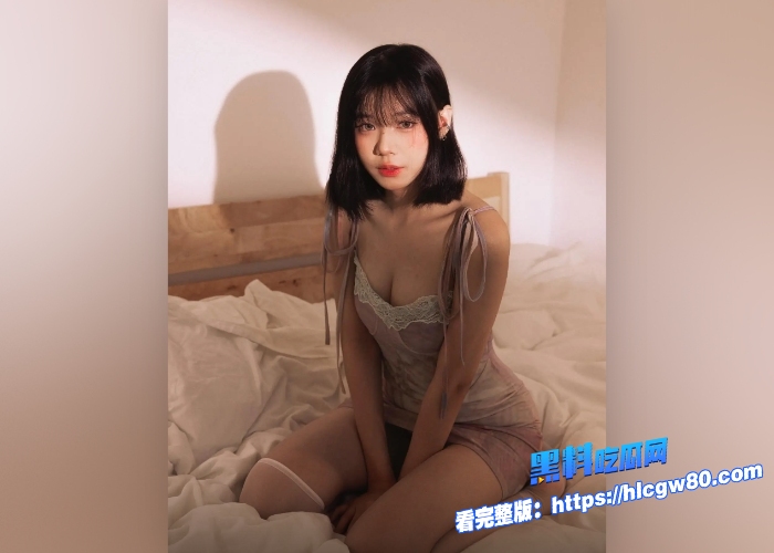 海角乱伦周末班花女儿在家打王者被禽兽父亲上下其手乱摸看来经常做这种事眼神不离开手机被内射都毫无反应了5
