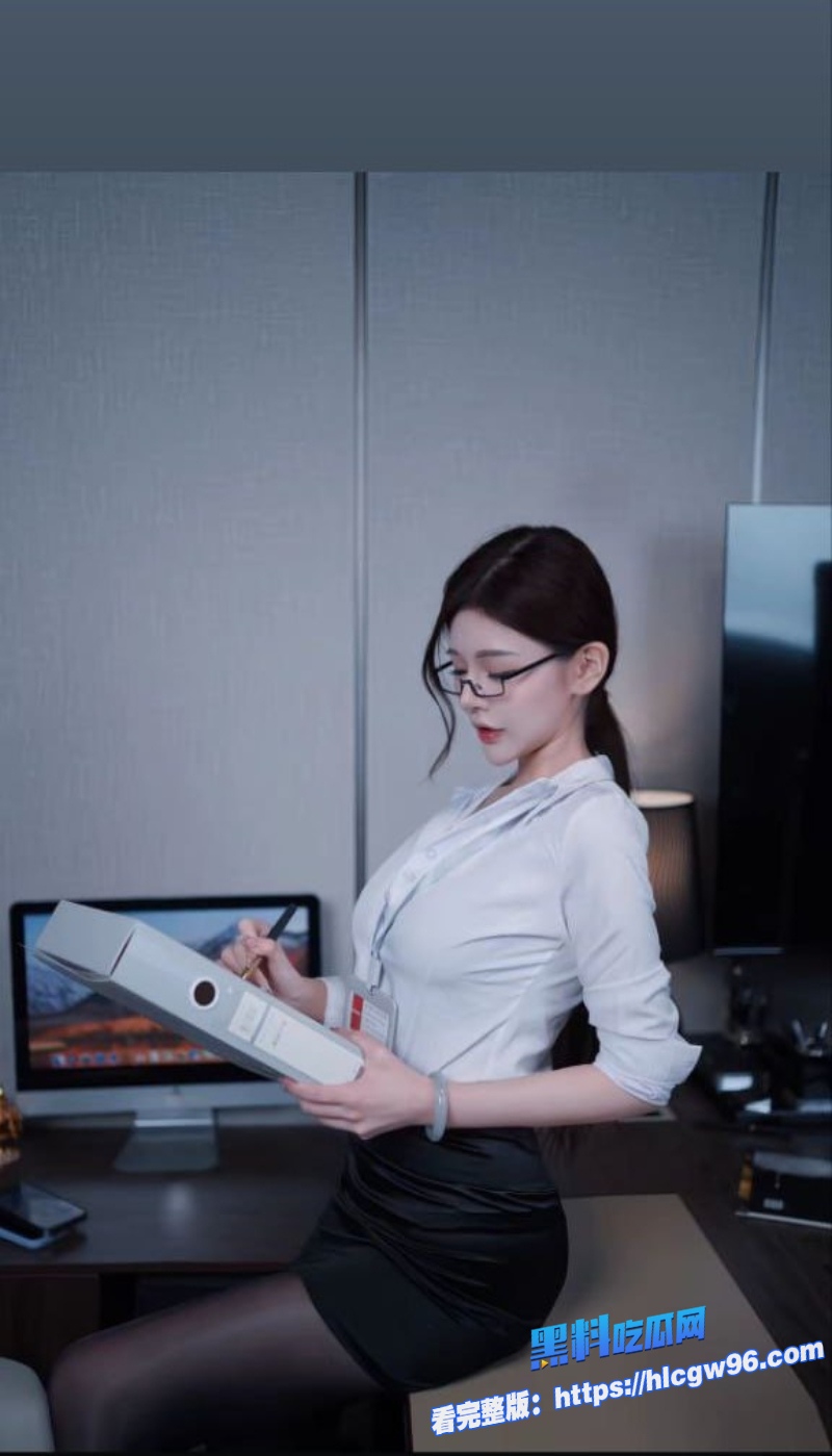 秘书妹工作不过关老板在办公室的工位用大屌后入惩罚 1 秘书妹工作不过关老板在办公室的工位用大屌后入惩罚 1