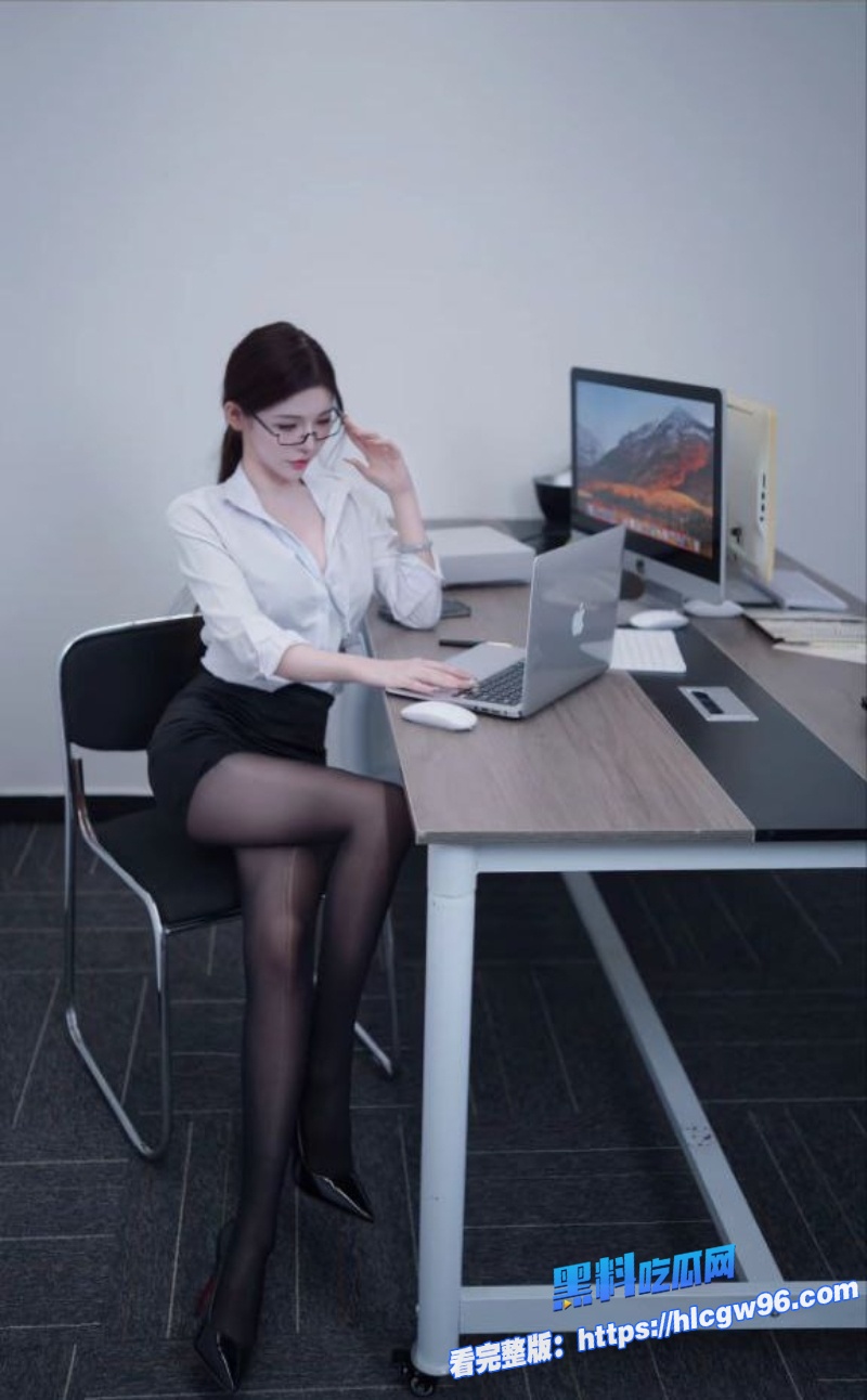 秘书妹工作不过关老板在办公室的工位用大屌后入惩罚 3 秘书妹工作不过关老板在办公室的工位用大屌后入惩罚 3