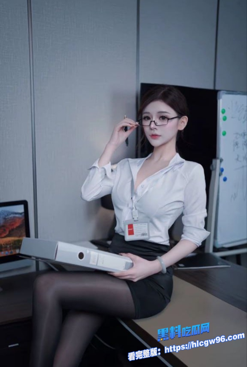 秘书妹工作不过关老板在办公室的工位用大屌后入惩罚 5 秘书妹工作不过关老板在办公室的工位用大屌后入惩罚 5