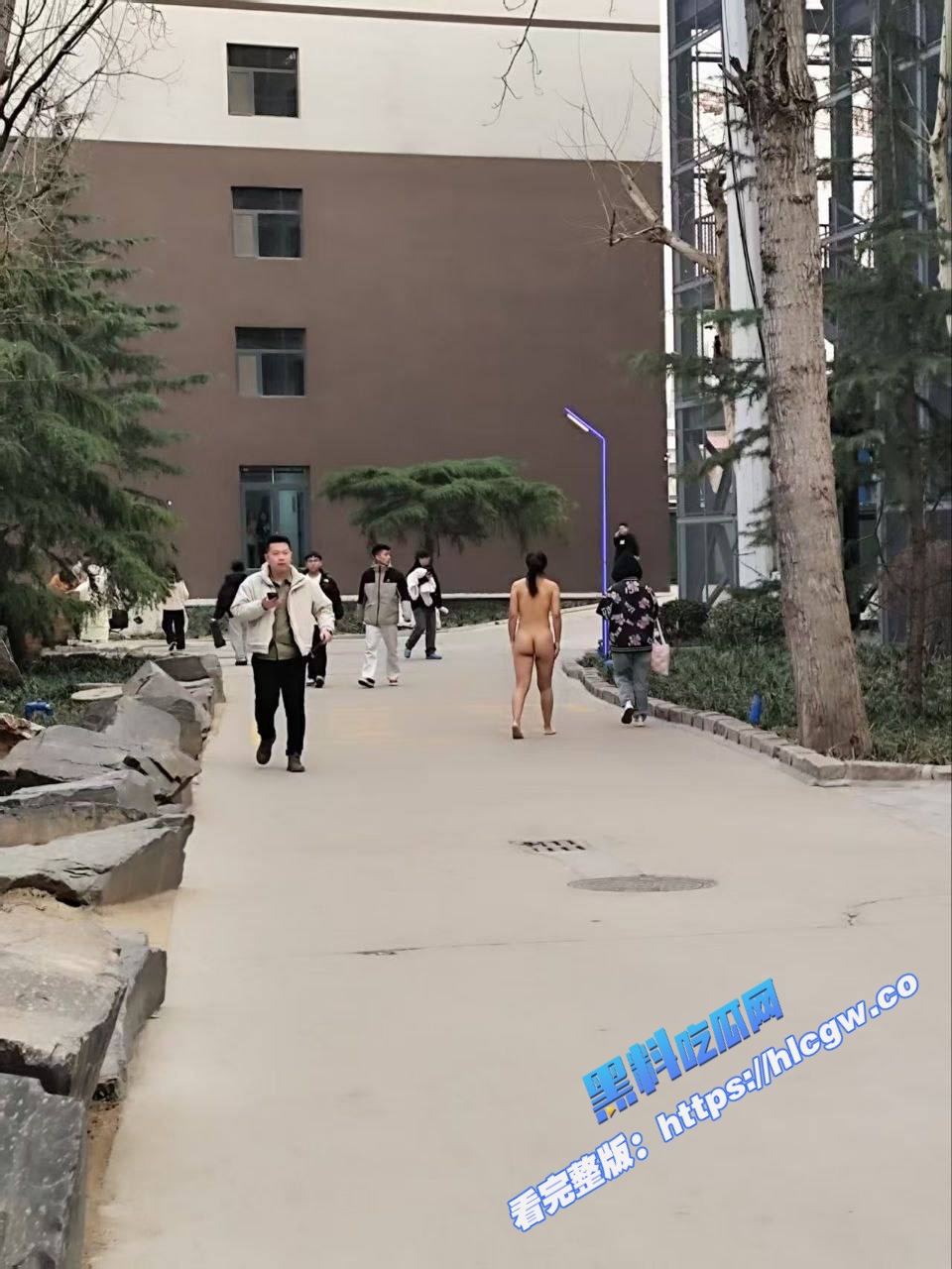 河北美院惊现裸体女子 校园全裸散步 不知道是行为艺术还是主人的任务 多视角全方位带你现场直击！3