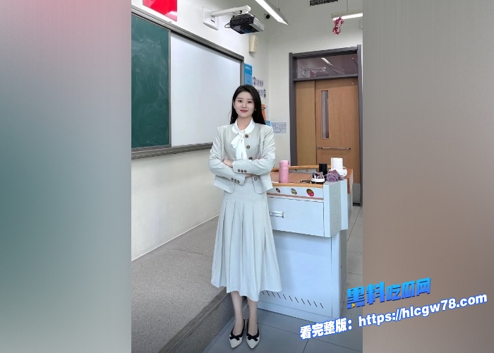 对白超炸裂极品风骚大学女老师出轨上瘾被小鲜肉大屌征服如母狗般翘起玉臀疯狂爆插全程骚话听的鸡儿梆硬1