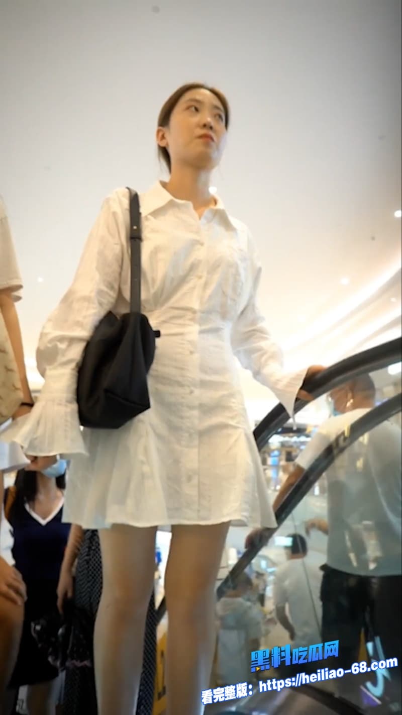 偷拍大神商场抄底再出新作各种美女真空短裙下肥美嫩鲍全被扒光这画面太刺激了 10