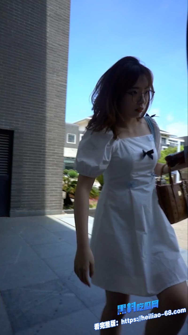偷拍大神商场抄底再出新作各种美女真空短裙下肥美嫩鲍全被扒光这画面太刺激了 15