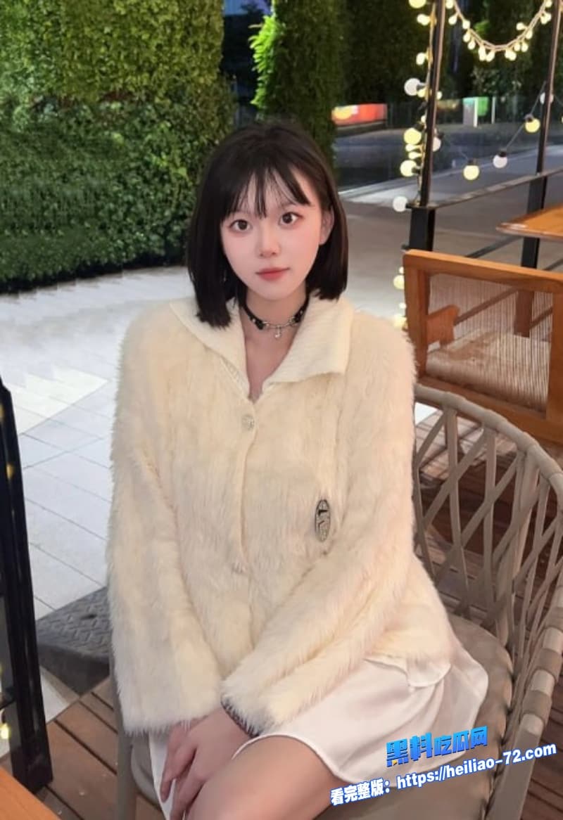 高颜值短发大奶萌妹被金主落地窗前狠操后入骑乘玩弄嫩穴强制吞精刺激无比1