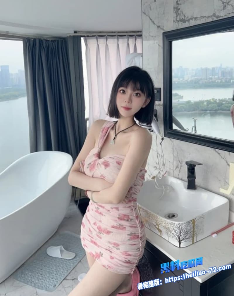 高颜值短发大奶萌妹被金主落地窗前狠操后入骑乘玩弄嫩穴强制吞精刺激无比2