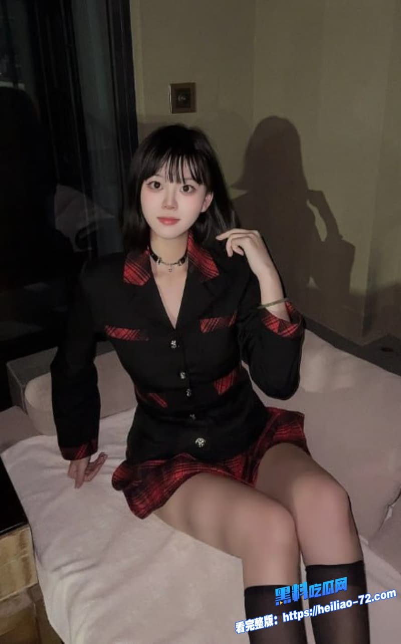 高颜值短发大奶萌妹被金主落地窗前狠操后入骑乘玩弄嫩穴强制吞精刺激无比7
