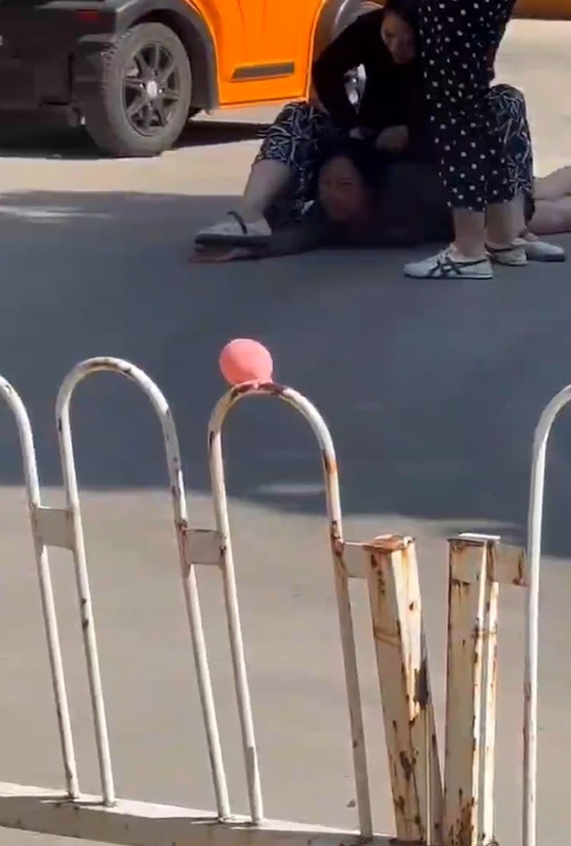 正妻在闹市马路上怒撕小三!按地猛摩擦拽头发撕衣服太解气 正妻在闹市马路上怒撕小三!按地猛摩擦拽头发撕衣服太解气
