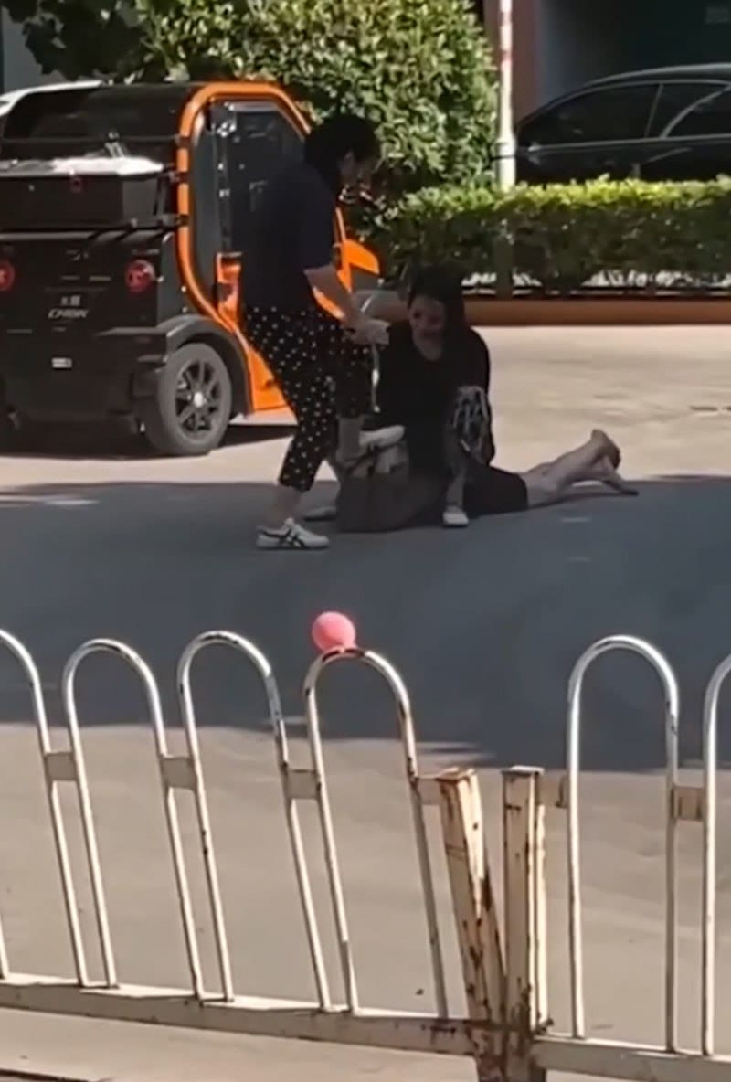 正妻在闹市马路上怒撕小三!按地猛摩擦拽头发撕衣服太解气 正妻在闹市马路上怒撕小三!按地猛摩擦拽头发撕衣服太解气