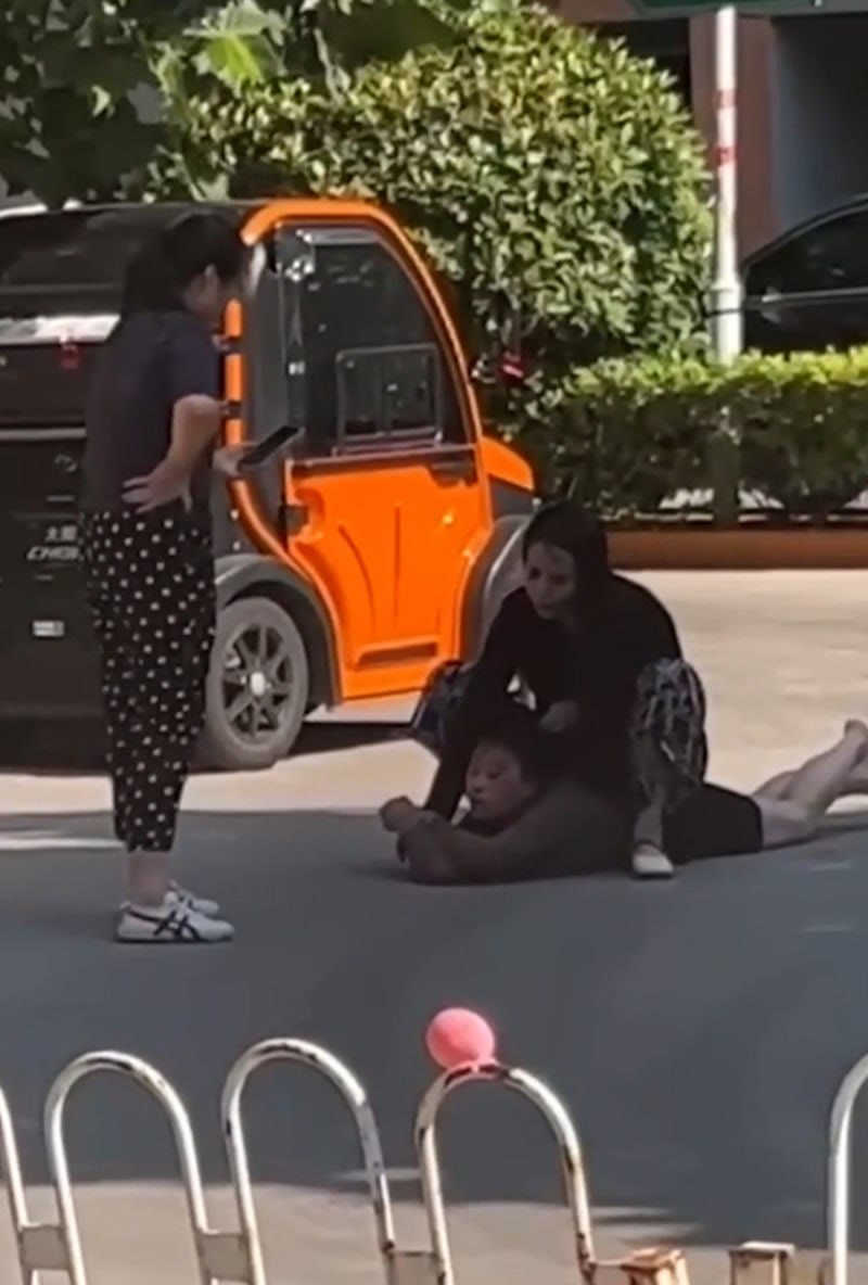 正妻在闹市马路上怒撕小三!按地猛摩擦拽头发撕衣服太解气 正妻在闹市马路上怒撕小三!按地猛摩擦拽头发撕衣服太解气
