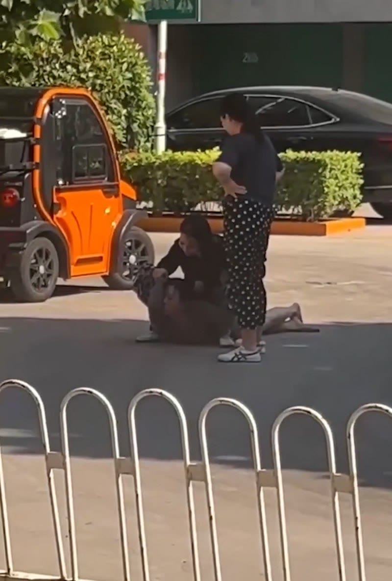 正妻在闹市马路上怒撕小三!按地猛摩擦拽头发撕衣服太解气 正妻在闹市马路上怒撕小三!按地猛摩擦拽头发撕衣服太解气