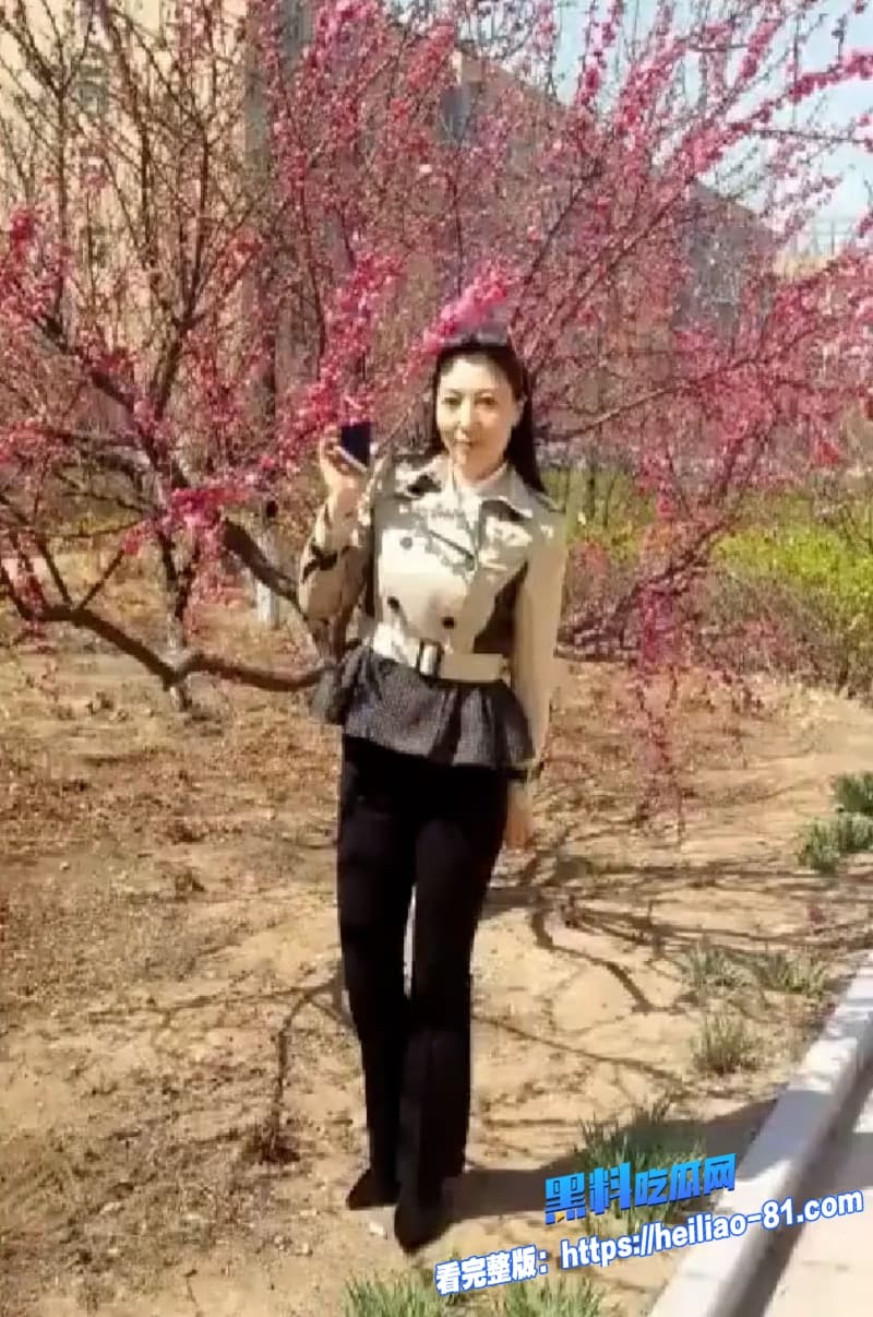 真实母子乱伦骚妈半夜被亲儿子偷袭无套猛干熟女母狗湿成河还主动张腿求中出全程高潮不断2