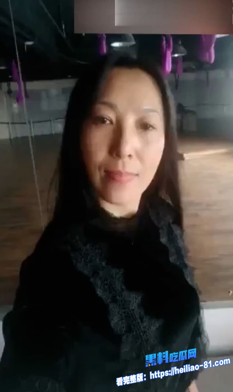 真实母子乱伦骚妈半夜被亲儿子偷袭无套猛干熟女母狗湿成河还主动张腿求中出全程高潮不断5