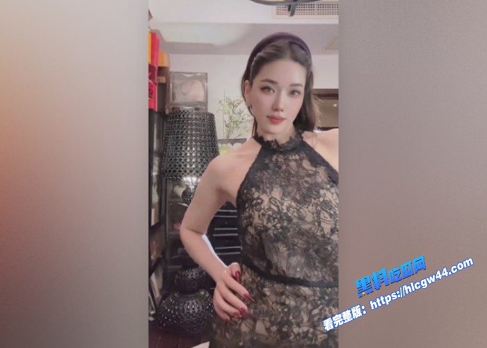 抖音小网红C姨自拍大尺度视频被曝光流出跟老头露脸口交做爱后入画面淫荡十足 图3WH700x500px