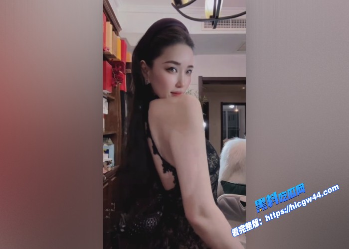 抖音小网红C姨自拍大尺度视频被曝光流出跟老头露脸口交做爱后入画面淫荡十足 图4WH700x500px