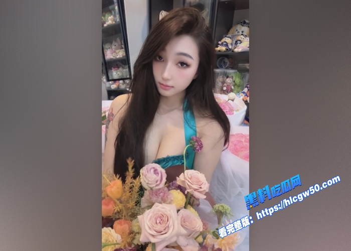 B站御姐主播BB卡舰长定制福利流出红色情趣战衣丰润曲线极致淫骚诱惑力拉满 图6WH700x500px