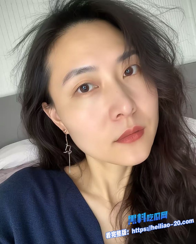 开裆黑丝高跟鞋骚妈勾引儿子野战公园亭子里被爆操狂喷急叫儿子快点操 3