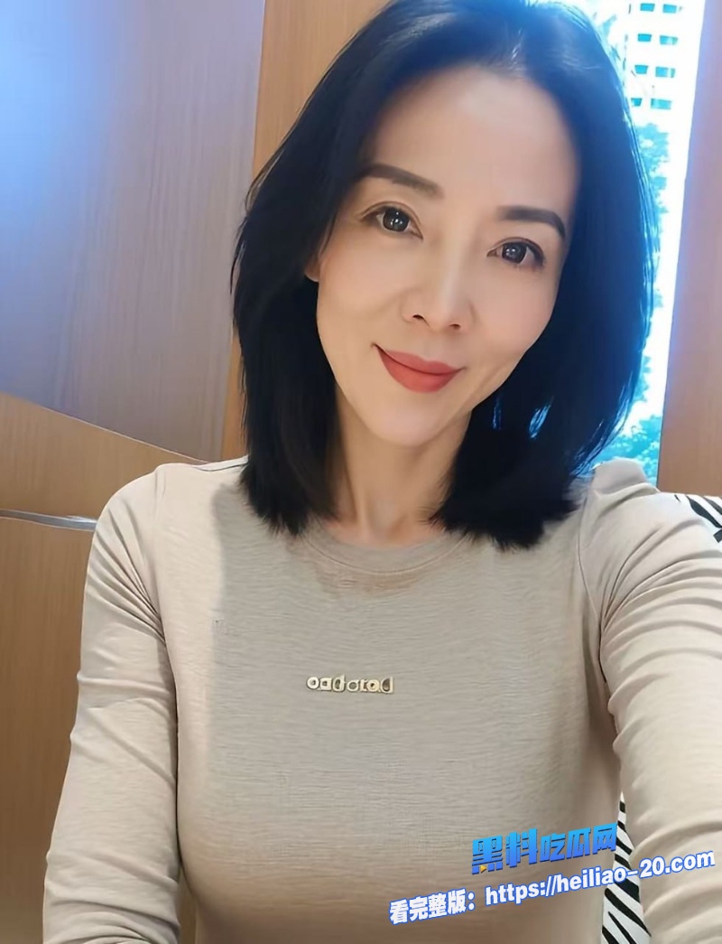 开裆黑丝高跟鞋骚妈勾引儿子野战公园亭子里被爆操狂喷急叫儿子快点操 6