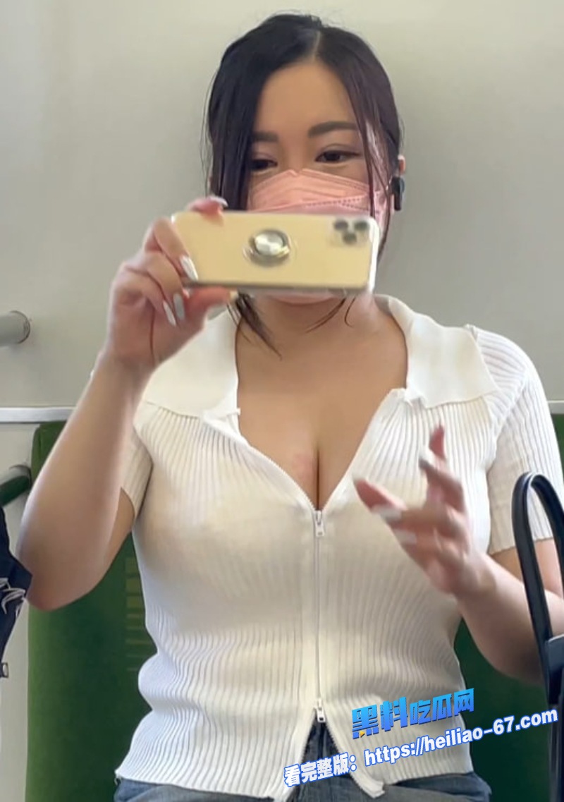 地铁姐姐裙底被大神偷拍深V少妇白蕾丝内裤全露了好白好大太会玩4