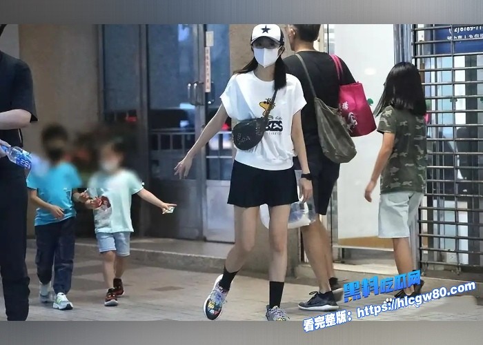 台湾艺人安以轩被拍与三男友人炮夜店冲上微博热搜老公入狱自己白天带娃晚上出去浪曾经出轨视频曝光 图10 台湾艺人安以轩被拍与三男友人炮夜店冲上微博热搜老公入狱自己白天带娃晚上出去浪曾经出轨视频曝光 图10