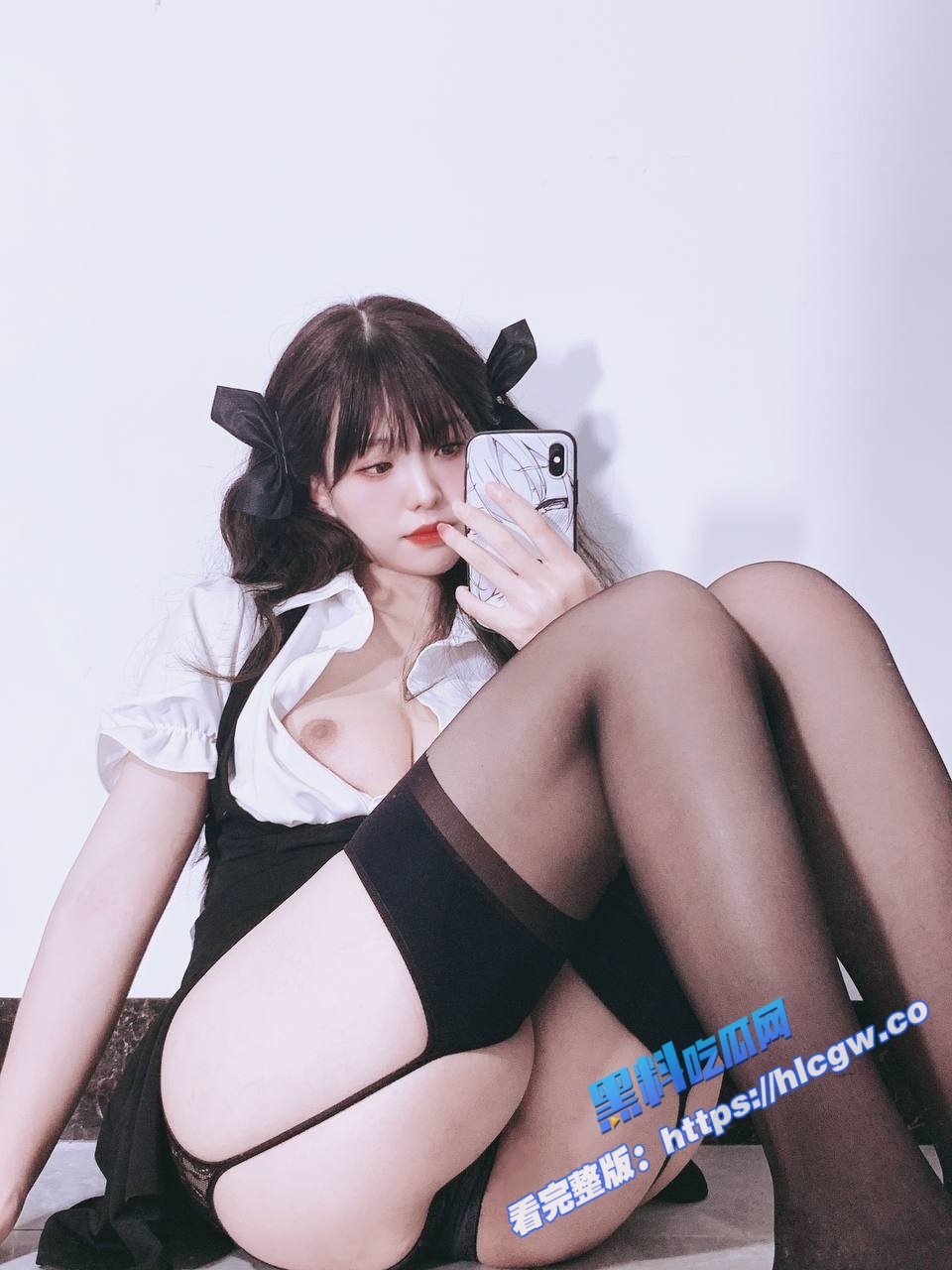 onlyfans 反差萝莉福利姬 真真  超级高颜值 粉嫩骚穴 学生jk短裙  开档黑丝白丝  大肉腿真的纯欲十足  看的真想后入内射她一万遍啊！1
