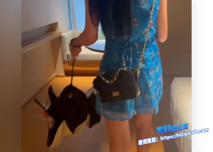 按摩小子上门服务第九期偷拍抖音美女主播做精油spa预约的常规按摩套路按摩胸部咸猪手伸进内裤揉插嫩穴故作镇定骚穴已经爱液泛滥 图11