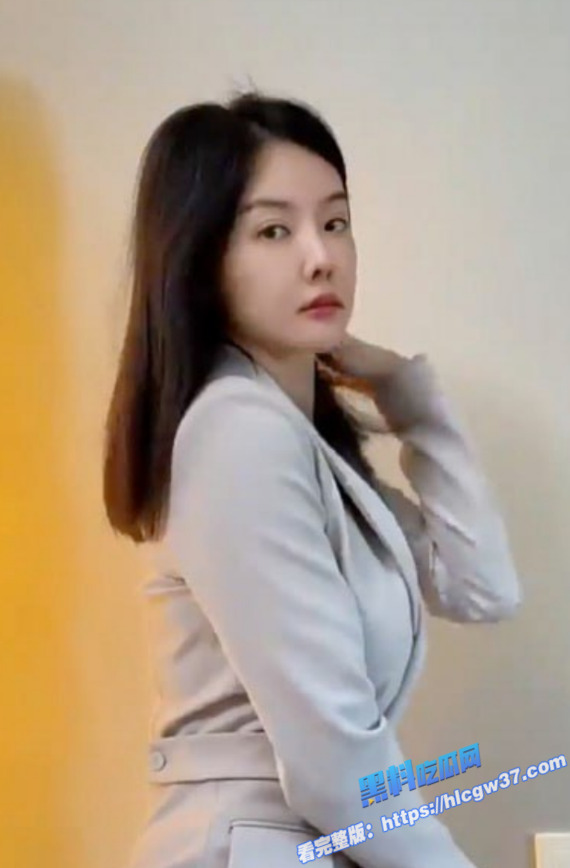 5黑料PK!陕西清纯眼镜嫩妹 VS 抖音汽车销售网红御姐 嫩妹和御姐到底谁更胜一筹 5黑料PK!陕西清纯眼镜嫩妹 VS 抖音汽车销售网红御姐 嫩妹和御姐到底谁更胜一筹