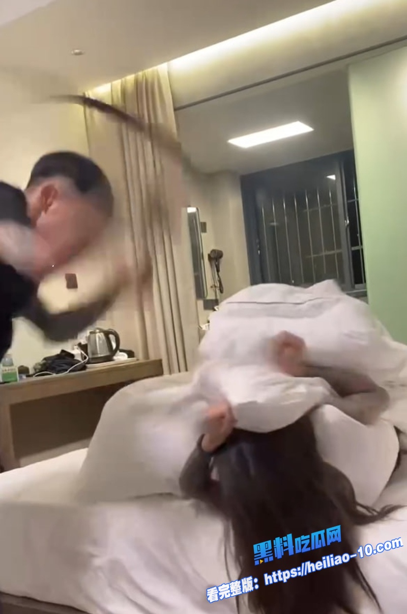 抖音爆火皮带哥怒抽精神小妹视频完整版曝光 7