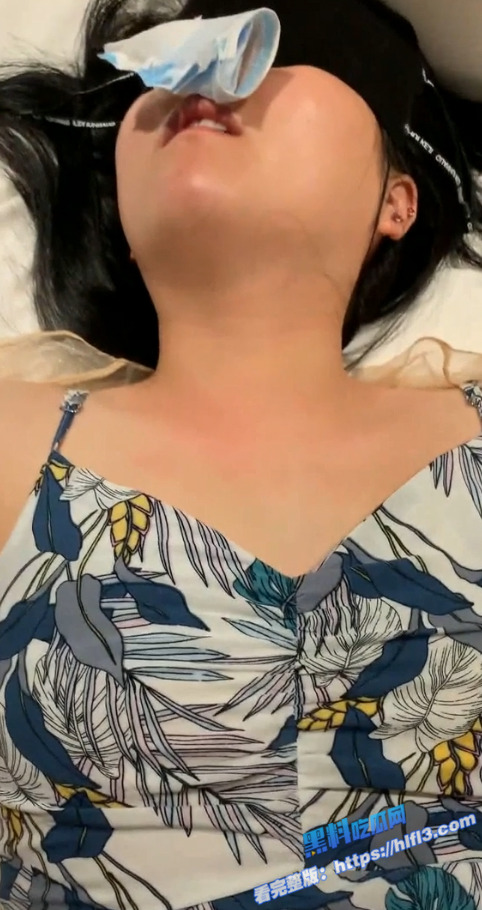 真实母子乱伦 儿子趁爸爸不在家 下药迷翻漂亮后妈 操她的小肥B开发她的屁眼！3