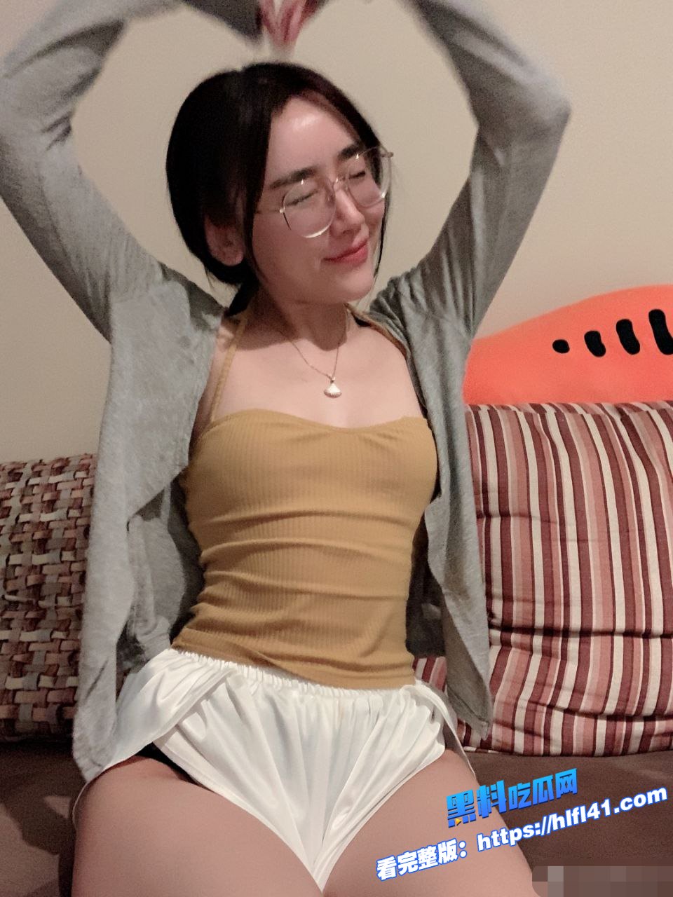 抖音高颜值极品美女宝児脸穴同框大尺度图视流出丝袜热舞蜜桃臀性感十足 18 抖音高颜值极品美女宝児脸穴同框大尺度图视流出丝袜热舞蜜桃臀性感十足 18