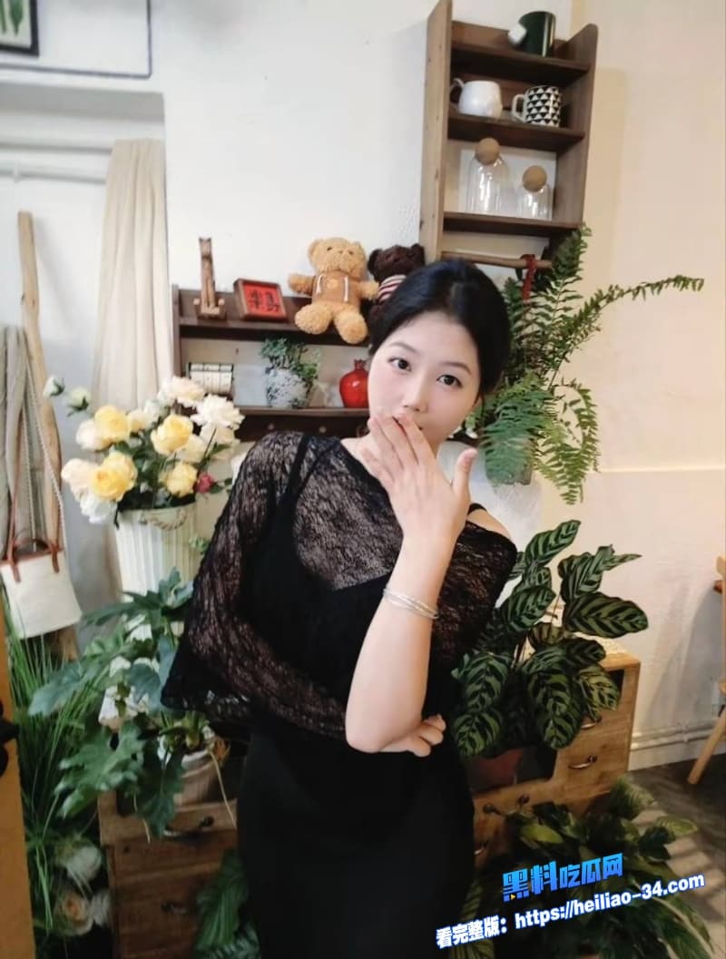 兄妹乱伦亲哥酒店双飞诱操妹妹和闺蜜两个美少女轮流操全程娇喘不断 1