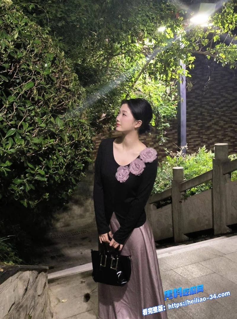 兄妹乱伦亲哥酒店双飞诱操妹妹和闺蜜两个美少女轮流操全程娇喘不断 11