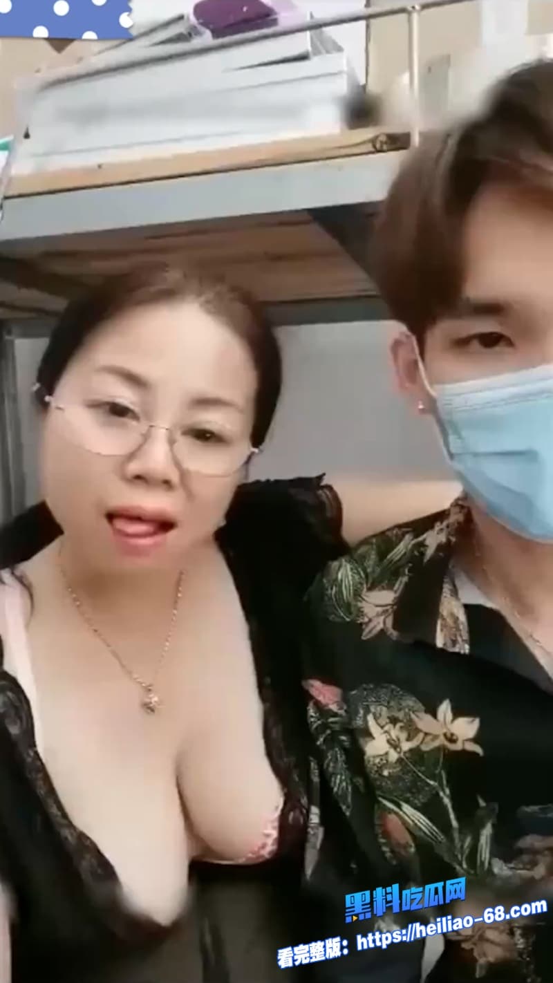 巨乳妈妈直播乱伦穿开档丝袜被亲儿子爆操黑逼肥臀狂甩内射超刺激1 巨乳妈妈直播乱伦穿开档丝袜被亲儿子爆操黑逼肥臀狂甩内射超刺激1