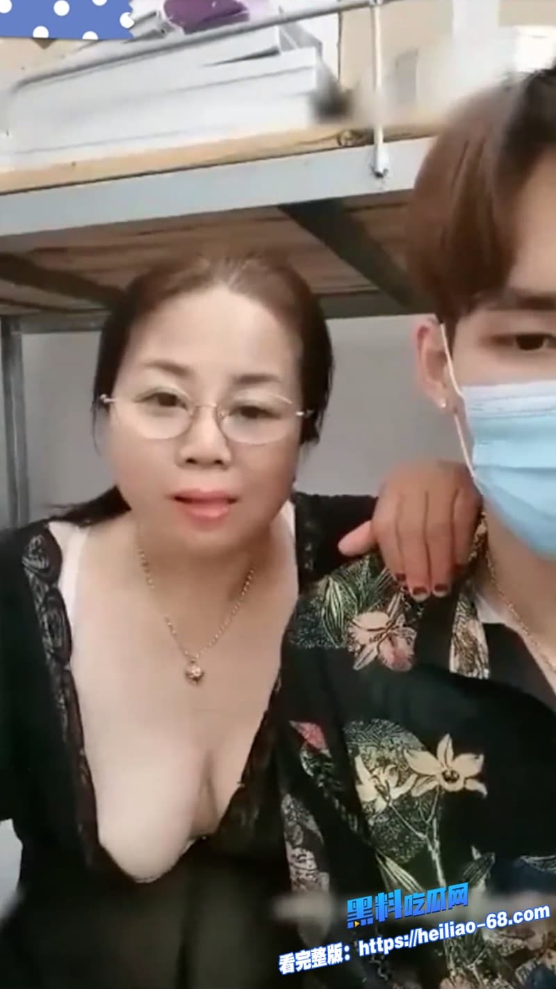 巨乳妈妈直播乱伦穿开档丝袜被亲儿子爆操黑逼肥臀狂甩内射超刺激3 巨乳妈妈直播乱伦穿开档丝袜被亲儿子爆操黑逼肥臀狂甩内射超刺激3