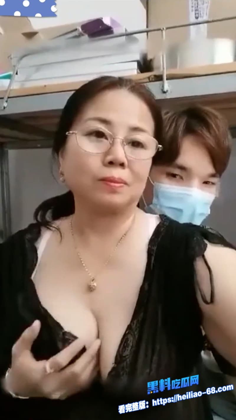 巨乳妈妈直播乱伦穿开档丝袜被亲儿子爆操黑逼肥臀狂甩内射超刺激5 巨乳妈妈直播乱伦穿开档丝袜被亲儿子爆操黑逼肥臀狂甩内射超刺激5