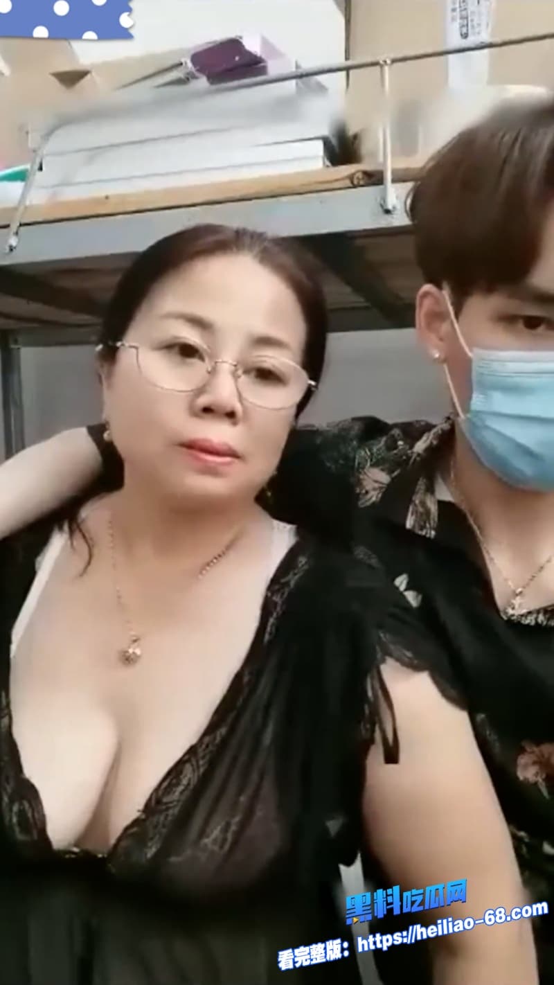 巨乳妈妈直播乱伦穿开档丝袜被亲儿子爆操黑逼肥臀狂甩内射超刺激6 巨乳妈妈直播乱伦穿开档丝袜被亲儿子爆操黑逼肥臀狂甩内射超刺激6