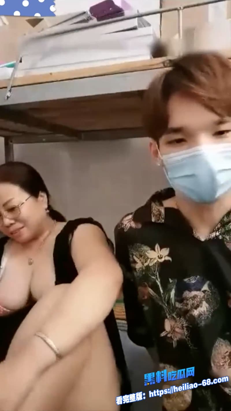 巨乳妈妈直播乱伦穿开档丝袜被亲儿子爆操黑逼肥臀狂甩内射超刺激7 巨乳妈妈直播乱伦穿开档丝袜被亲儿子爆操黑逼肥臀狂甩内射超刺激7