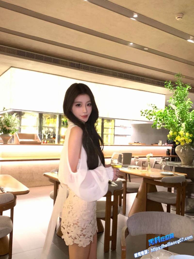 反差婊户外露出勾引陌生人1 反差婊户外露出勾引陌生人1